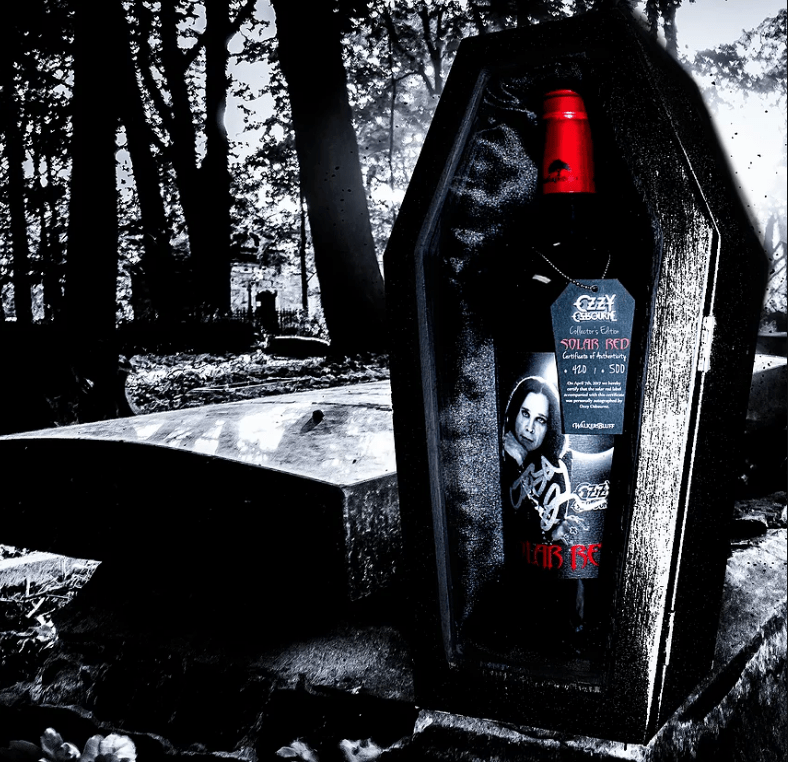 Ozzy Osbourne lança vinho com formato de caixão